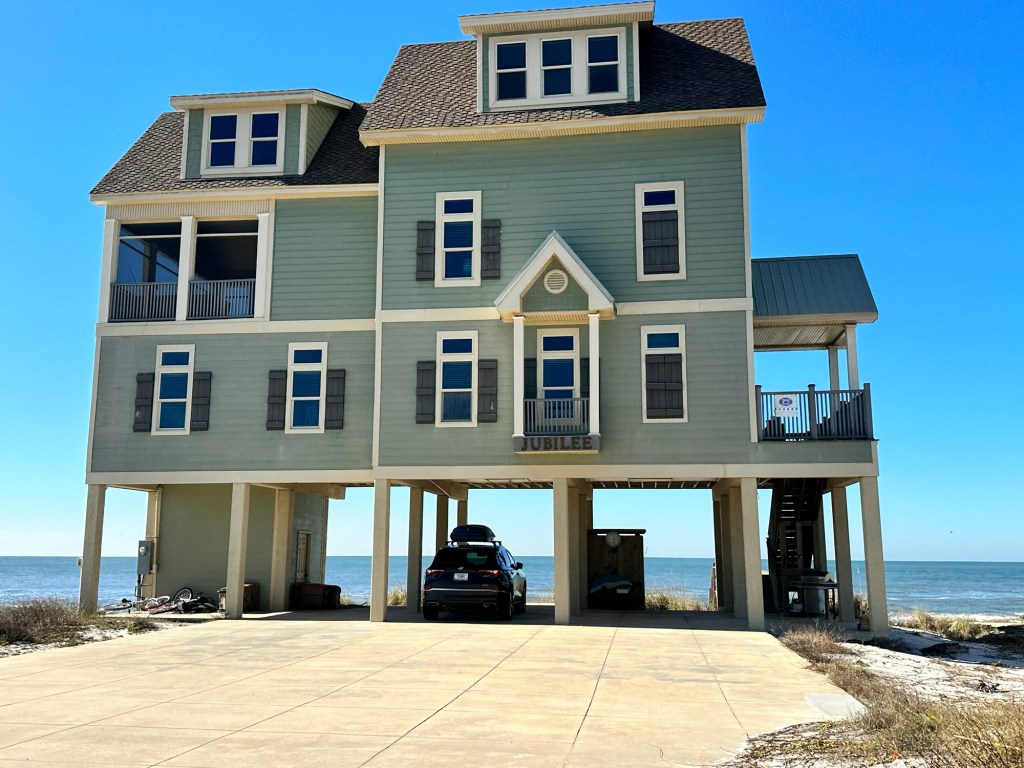 House on stilts in Port St. Joe, Florida. Picture by Happy Vegan Campers.