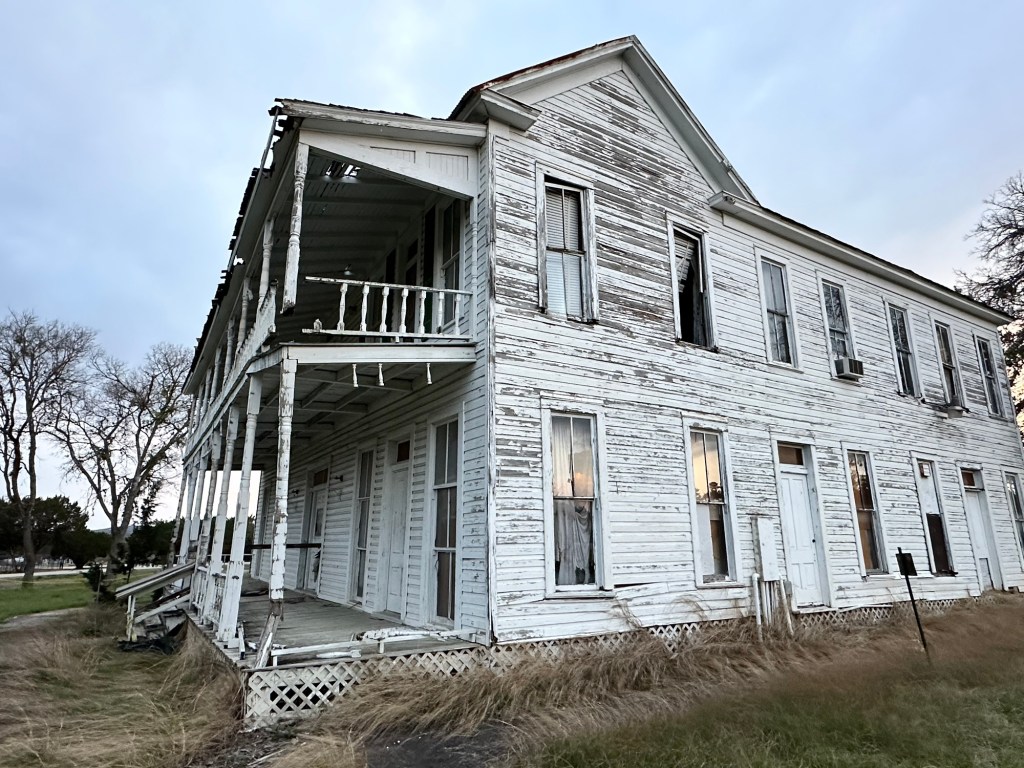 Old house at Medina Lake RV Campground in Lakehills, Texas. Picture by Happy Vegan Campers.