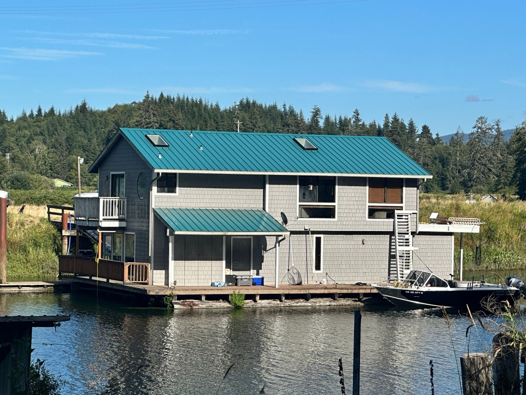 House boat on John Day River in Oregon by Happy Vegan Campers