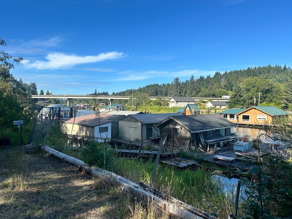 House boat on John Day River in Oregon by Happy Vegan Campers