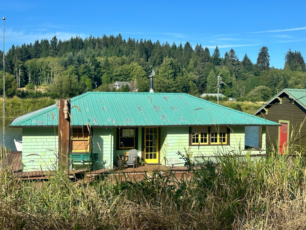 House boat on John Day River in Oregon by Happy Vegan Campers