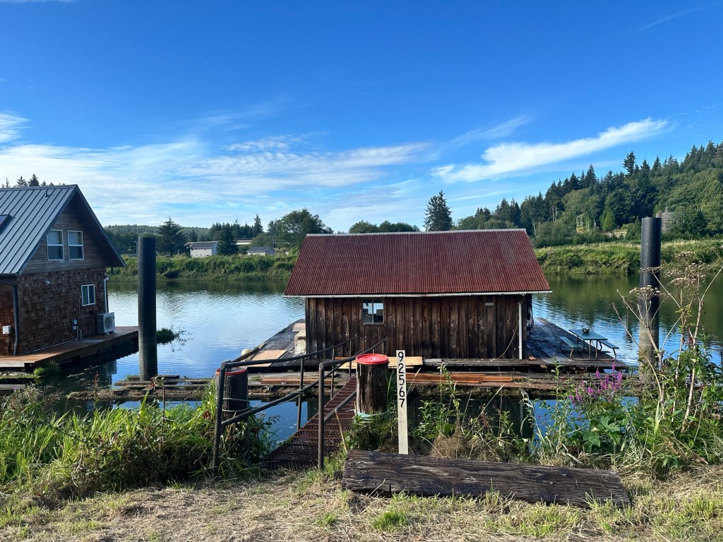 House boat on John Day River in Oregon by Happy Vegan Campers