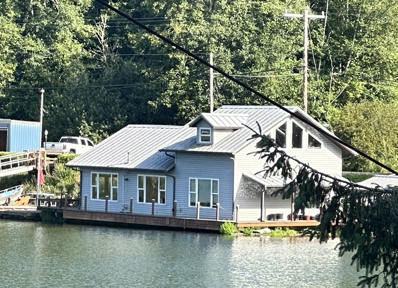 House boat on John Day River in Oregon by Happy Vegan Campers