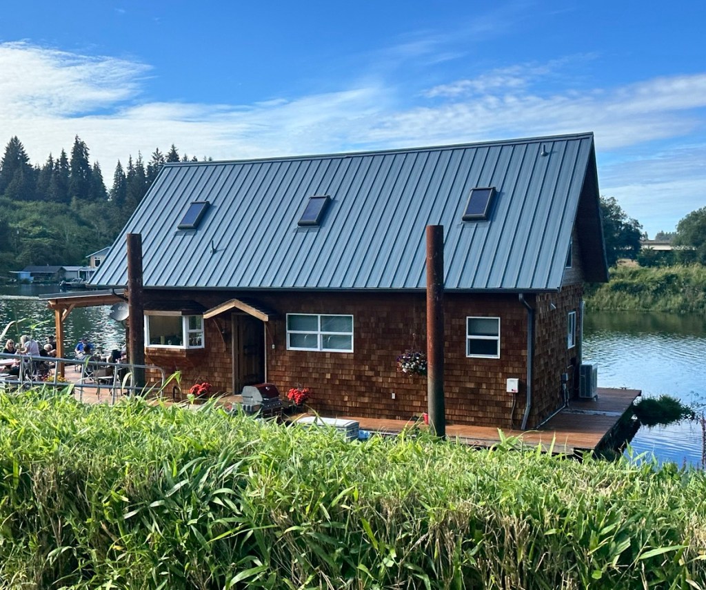 House boat on John Day River in Oregon by Happy Vegan Campers