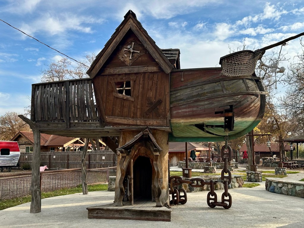 Treehouse in Parkfield, California. Picture by Happy Vegan Campers.