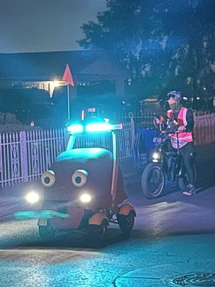 Delivery robot in Mesa, Arizona. Picture by Happy Vegan Campers.