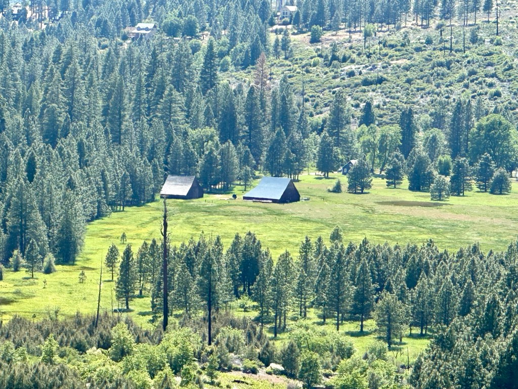 Old barns near Yosemite National Park, California. Picture by Happy Vegan Campers.