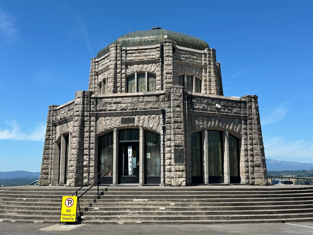 Crown Point Vista House in Corbett, Oregon. Picture by Happy Vegan Campers.