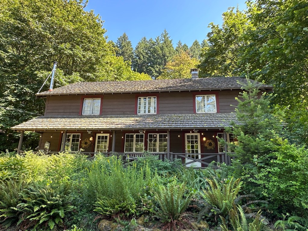Bridal Veil Falls Lodge in Corbett, Oregon. Picture by Happy Vegan Campers.