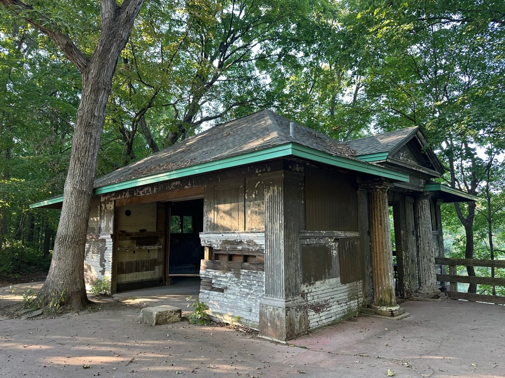 Lake Matthiessen Shelter at Dells Canyon in Matthiessen State Park in Oglesby, Illinois, USA.